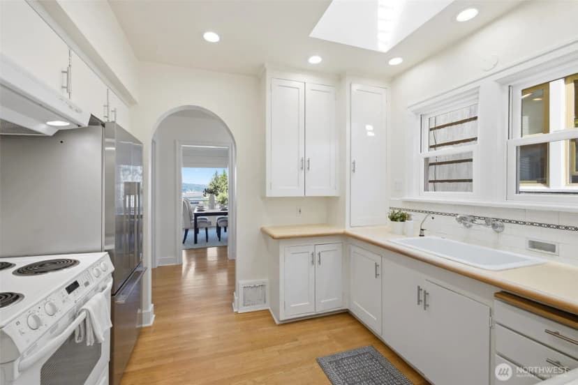 Property photo for 5006 Greenwood Avenue N, Seattle photo 18