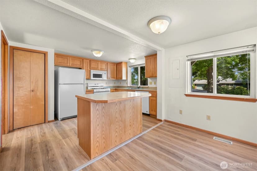 Property photo for 8141 Comox Road W, Blaine photo 10