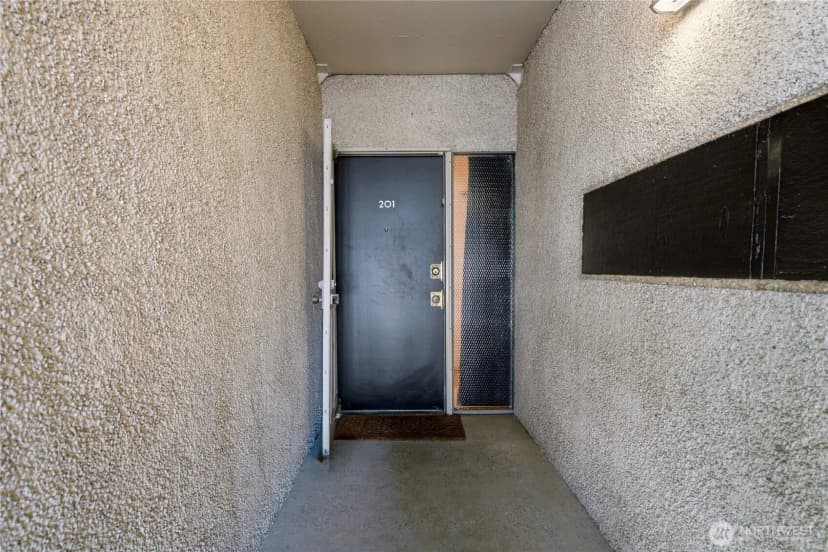 Property photo for 2703 Boylston Ave E #201, Seattle photo 4
