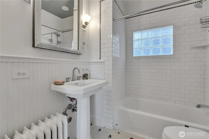 Property photo for 2204 3rd Avenue W, Seattle photo 11