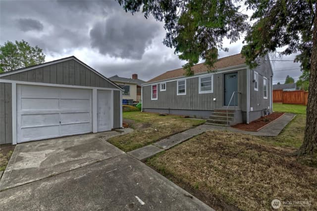 Property photo for 13504 35th Avenue S, Tukwila photo 2
