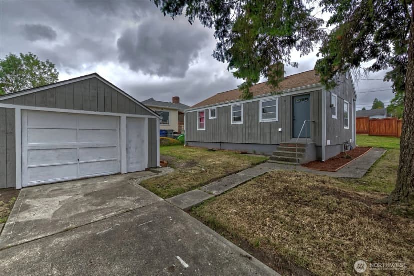 Property photo for 13504 35th Avenue S, Tukwila photo 2