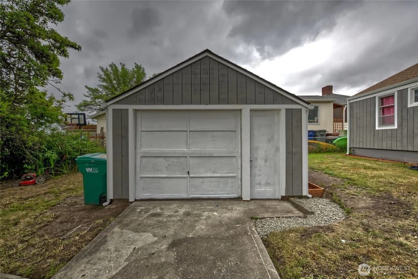 Property photo for 13504 35th Avenue S, Tukwila photo 17