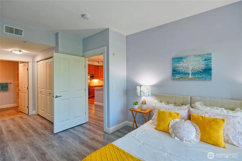 Property photo for 18707 Se Newport Way #303, Issaquah photo 15