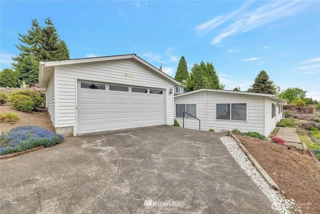 Property photo for 17044 Woodcrest Drive Ne, Bothell photo 2