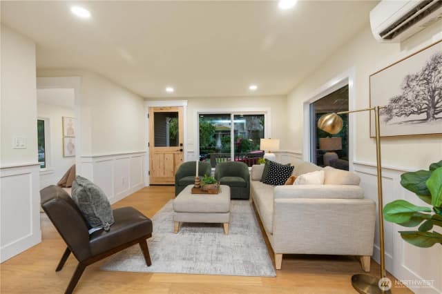 Property photo for 715 27th Avenue, Seattle photo 3