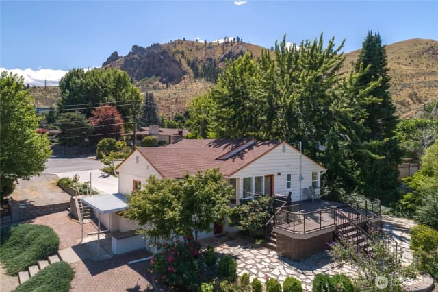 Property photo for 1310 Red Apple Road, Wenatchee photo 2
