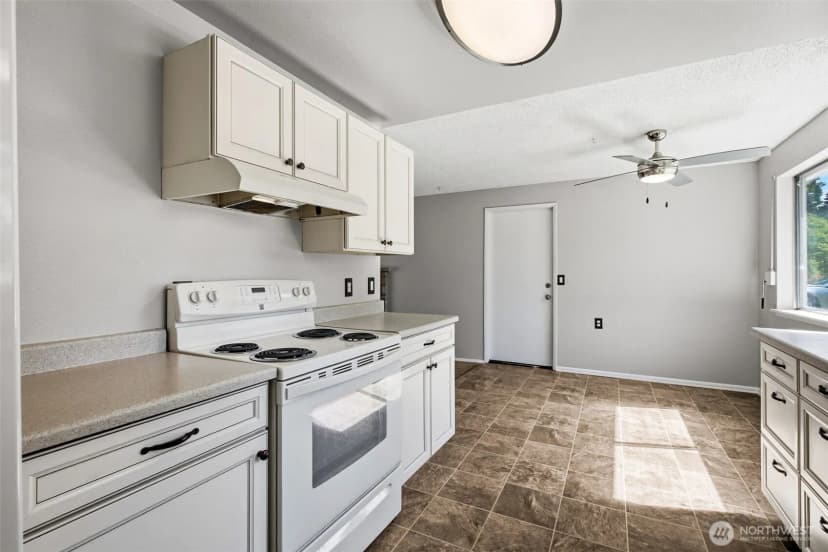Property photo for 802 Oakcrest Drive Se, Lacey photo 13