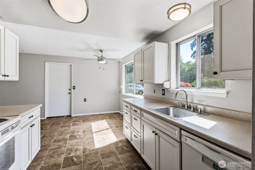 Property photo for 802 Oakcrest Drive Se, Lacey photo 12