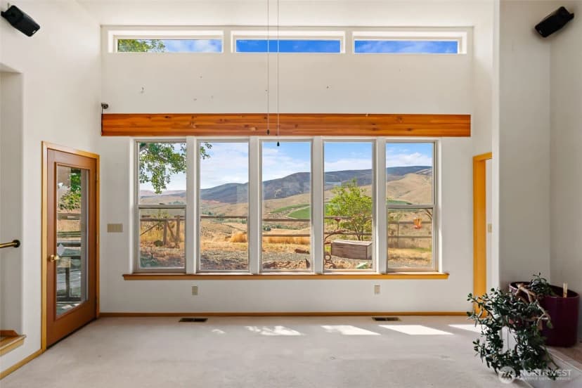 Property photo for 723 Burbank Creek Road, Yakima photo 8
