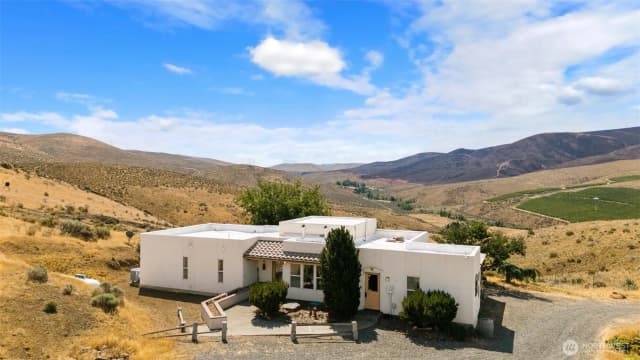 Property photo for 723 Burbank Creek Road, Yakima photo 2