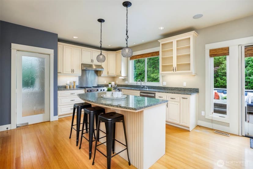 Property photo for 11034 Phinney Avenue N, Seattle photo 8