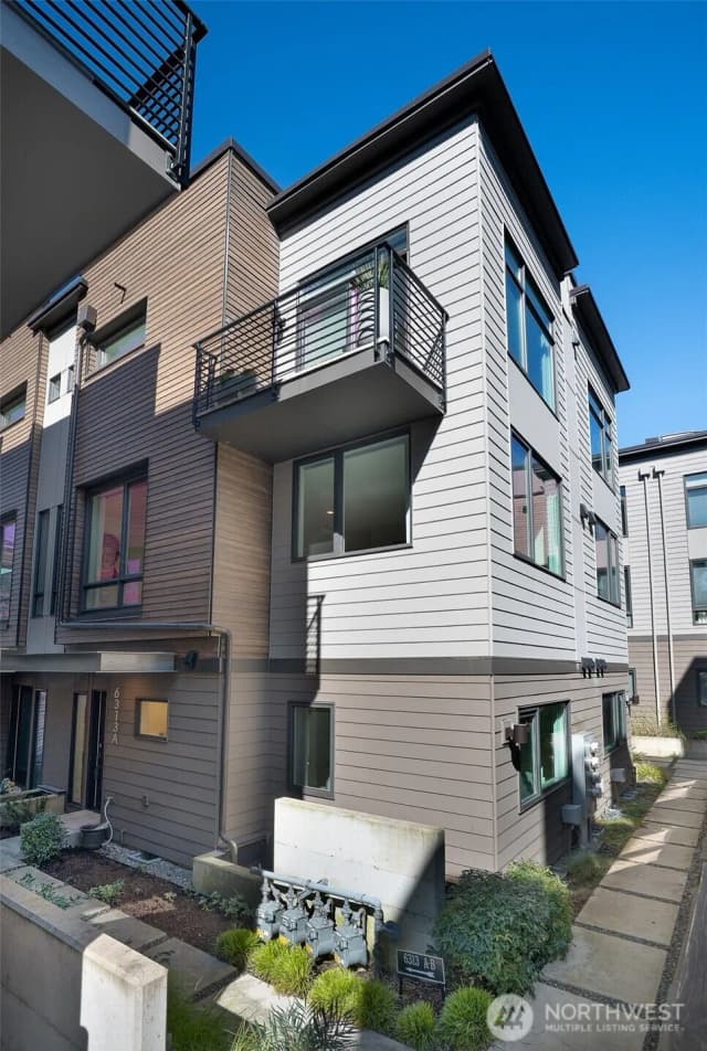 Property photo for 6313 9th Avenue Ne #a, Seattle photo 2