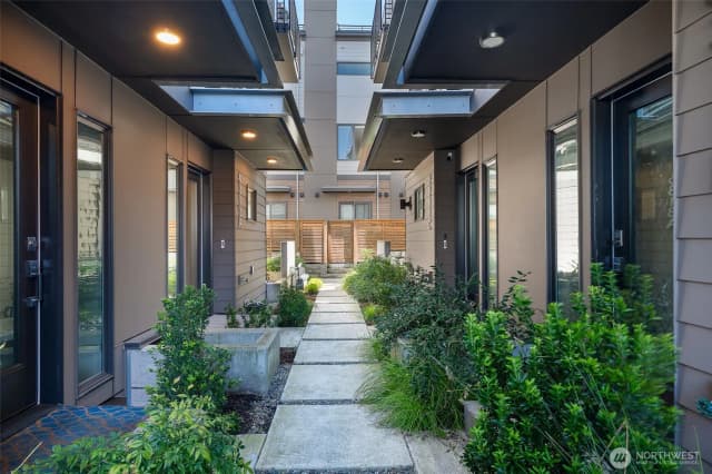 Property photo for 6313 9th Avenue Ne #a, Seattle photo 3