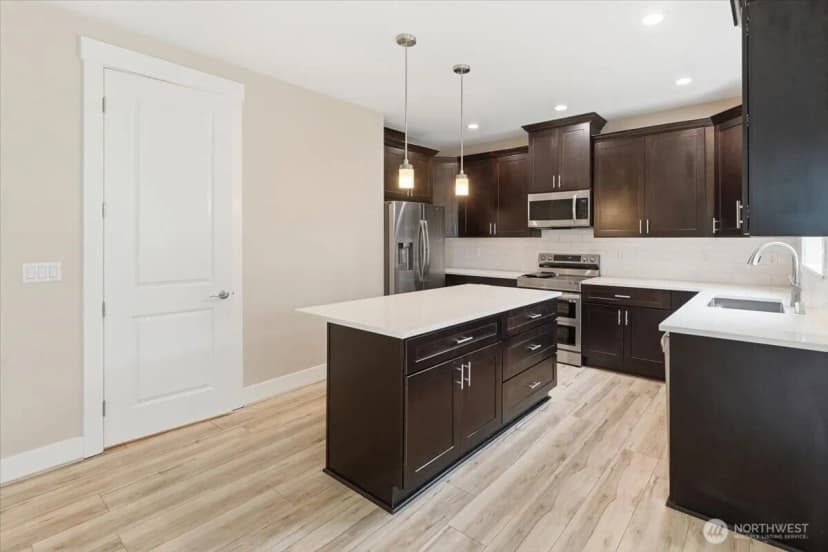 Property photo for 8316 Wildwood Avenue Sw, Lakewood photo 7