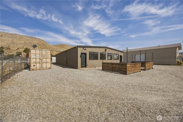 Property photo for 102 Lakeshore Drive, Pateros photo 4