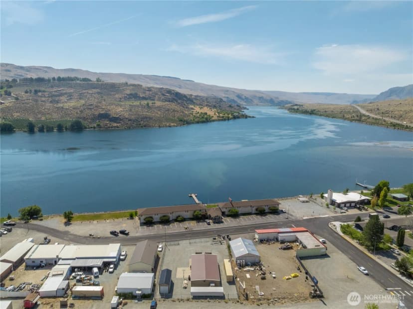 Property photo for 102 Lakeshore Drive, Pateros photo 6