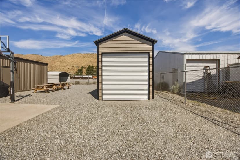 Property photo for 102 Lakeshore Drive, Pateros photo 31