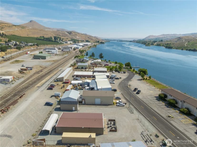 Property photo for 102 Lakeshore Drive, Pateros photo 34