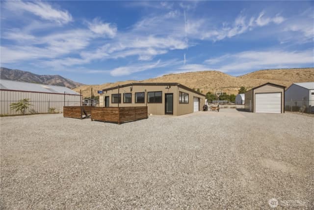 Property photo for 102 Lakeshore Drive, Pateros