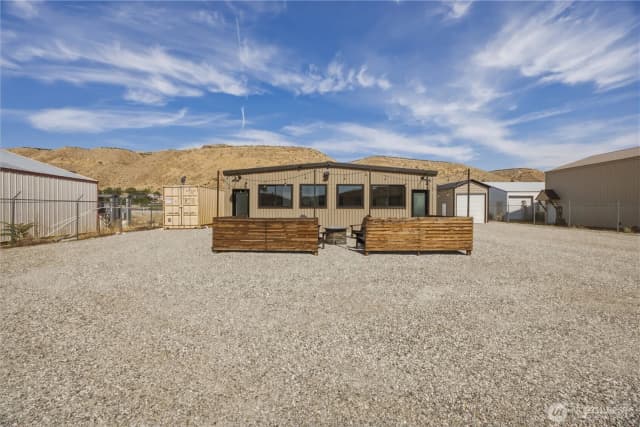 Property photo for 102 Lakeshore Drive, Pateros photo 3