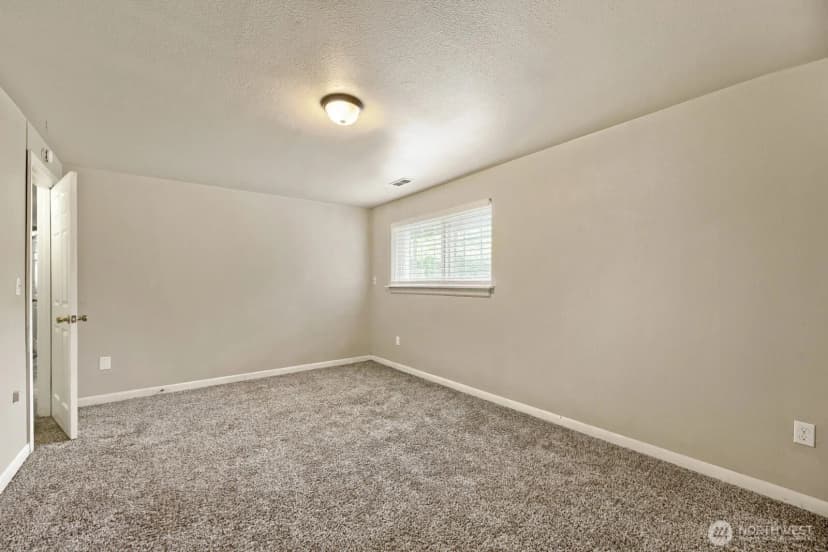 Property photo for 19401 8th Avenue S, Des Moines photo 16