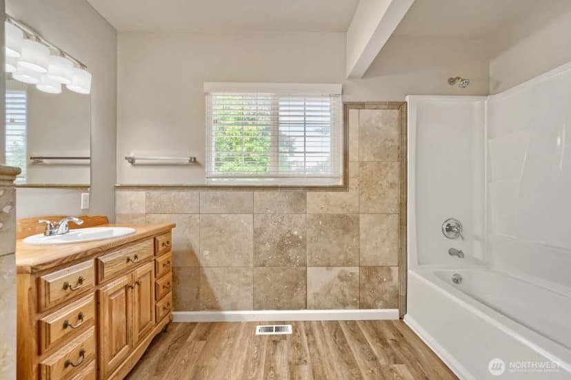 Property photo for 19401 8th Avenue S, Des Moines photo 12