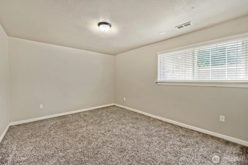Property photo for 19401 8th Avenue S, Des Moines photo 10
