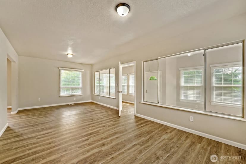 Property photo for 19401 8th Avenue S, Des Moines photo 14