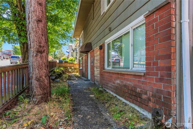 Property photo for 417 23rd Avenue #2, Seattle photo 2