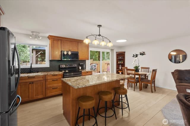 Property photo for 8512 Ne 136th Street, Kirkland photo 2