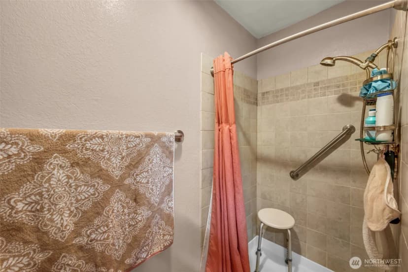 Property photo for 11300 1st Avenue Ne #115, Seattle photo 18