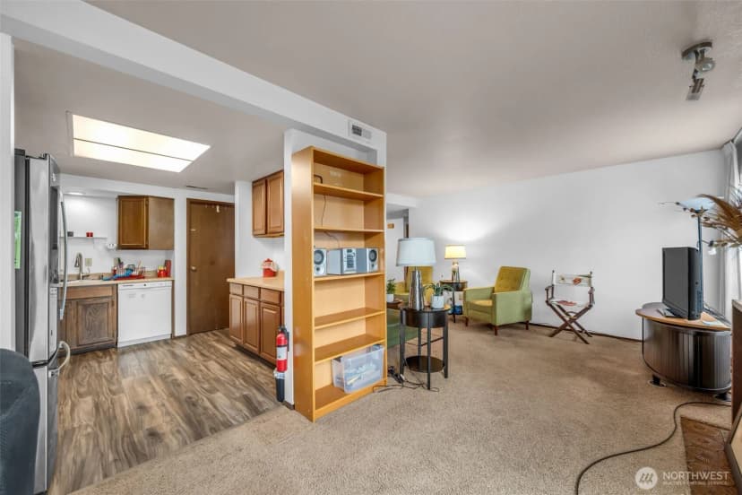 Property photo for 11300 1st Avenue Ne #115, Seattle photo 28