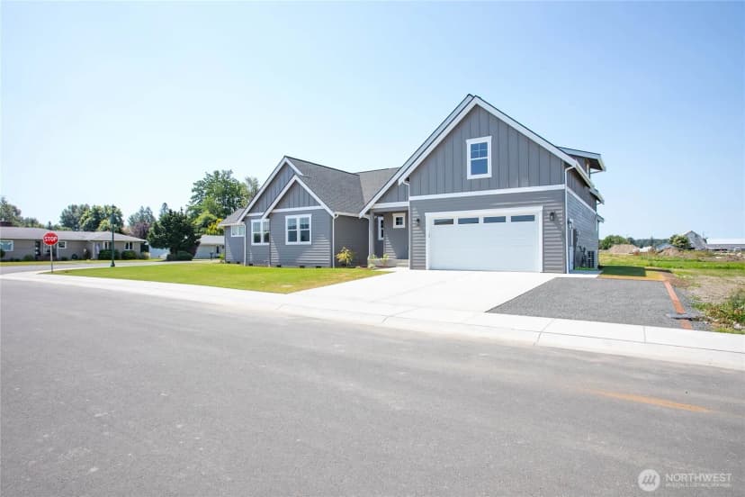 Property photo for 400 W 3rd Street #b, Everson photo 2