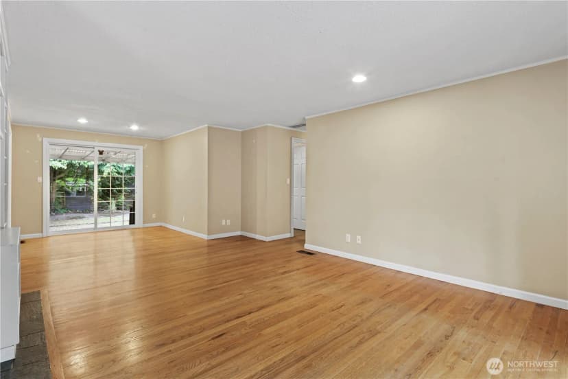 Property photo for 15415 64th Avenue Ne, Kenmore photo 2