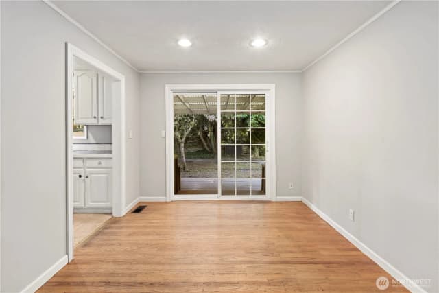 Property photo for 15415 64th Avenue Ne, Kenmore photo 4