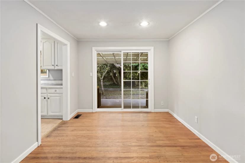 Property photo for 15415 64th Avenue Ne, Kenmore photo 4