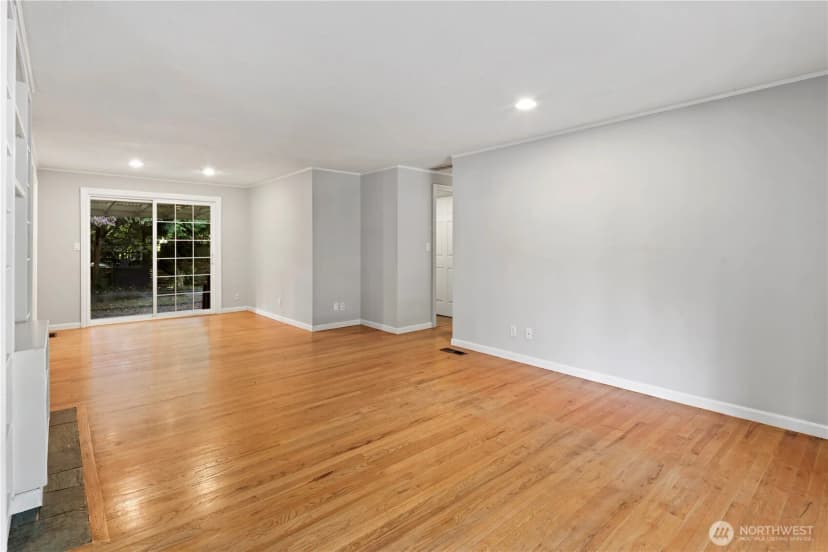 Property photo for 15415 64th Avenue Ne, Kenmore photo 3