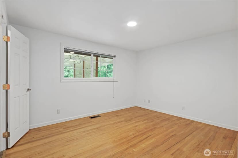 Property photo for 15415 64th Avenue Ne, Kenmore photo 17