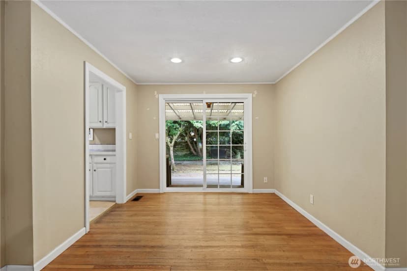 Property photo for 15415 64th Avenue Ne, Kenmore photo 4