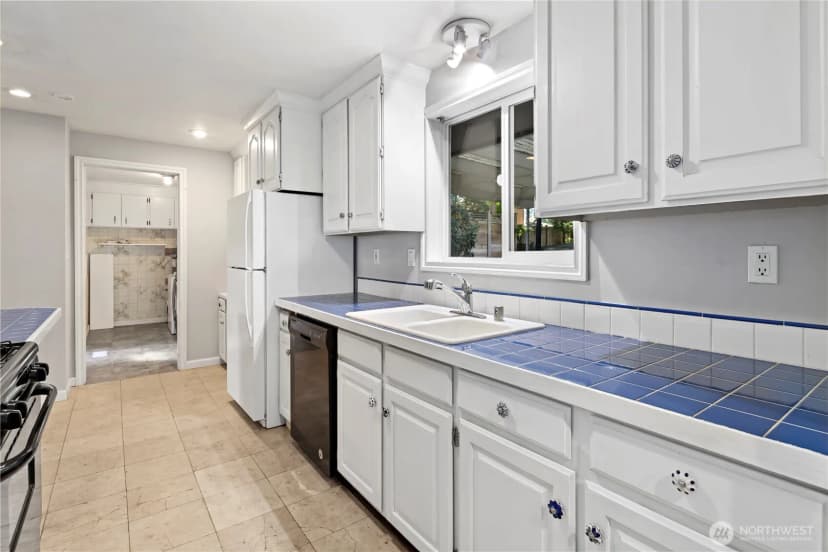 Property photo for 15415 64th Avenue Ne, Kenmore photo 12