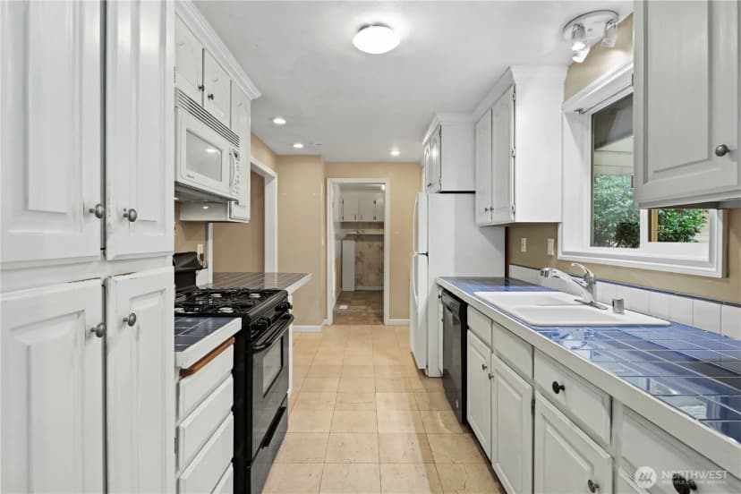 Property photo for 15415 64th Avenue Ne, Kenmore photo 12