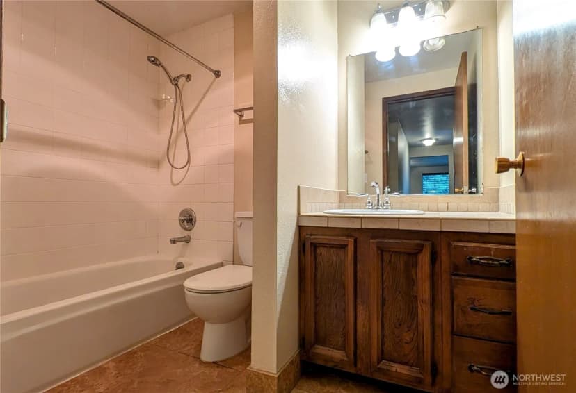 Property photo for 1627 Ne 199th Place, Shoreline photo 8