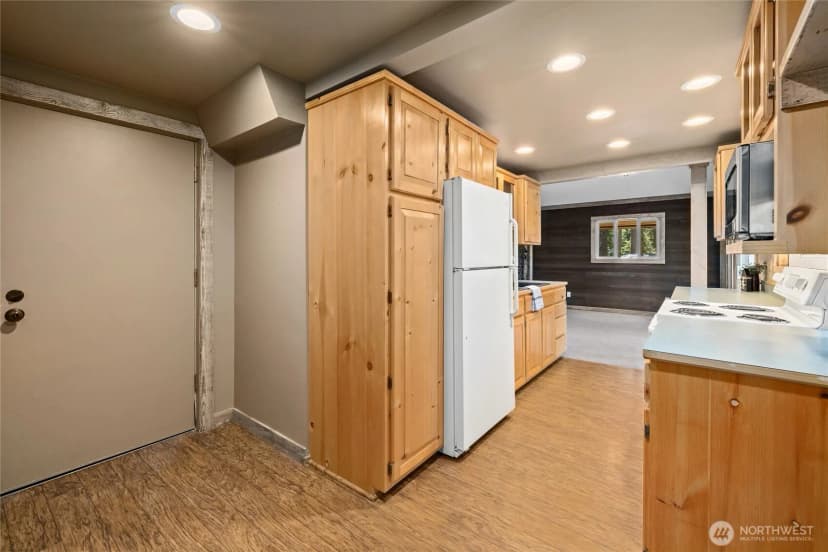 Property photo for 221 W Lakedale Drive, Ronald photo 10