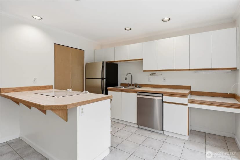 Property photo for 4811 Phinney Avenue N #101, Seattle photo 8