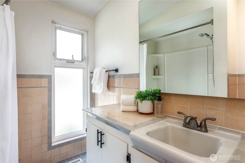 Property photo for 6246 39th Avenue Ne, Seattle photo 16