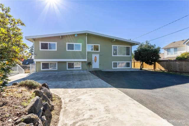 Property photo for 3905 Ne 6th Street, Renton