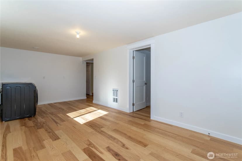 Property photo for 3905 Ne 6th Street, Renton photo 16