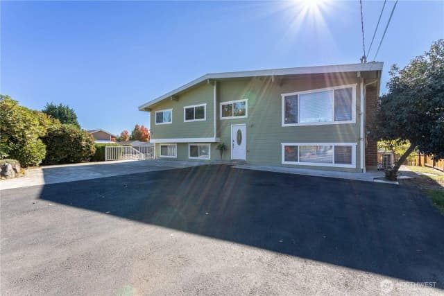 Property photo for 3905 Ne 6th Street, Renton photo 2
