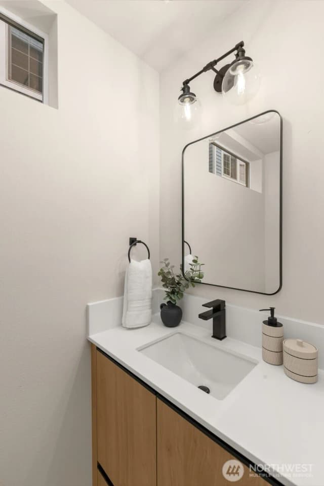 Property photo for 1127 C 10th Avenue E, Seattle photo 4